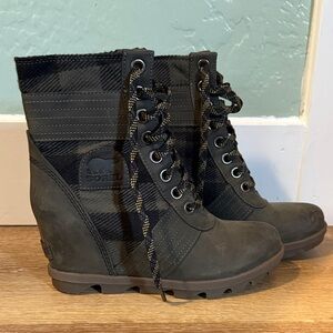 Sorel Olive and Black Wedge Boots
